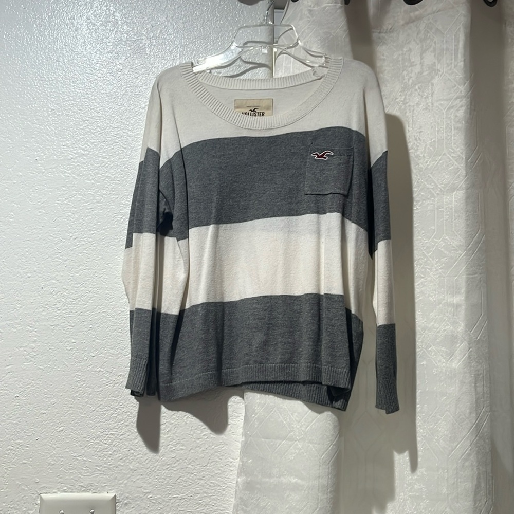 Hollister sweater size Medium